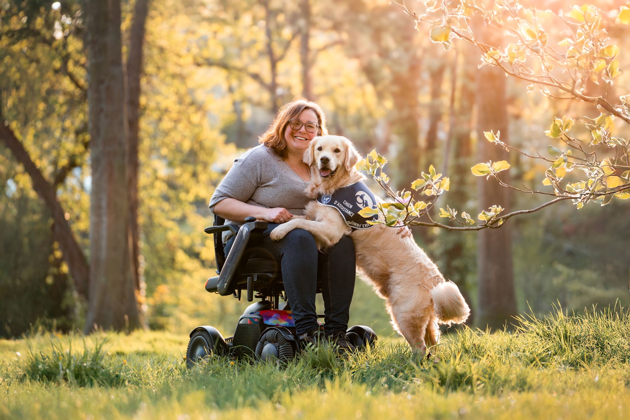 Irène, en fauteuil, et son chien d'assistance HANDI'CHIENS Tempo