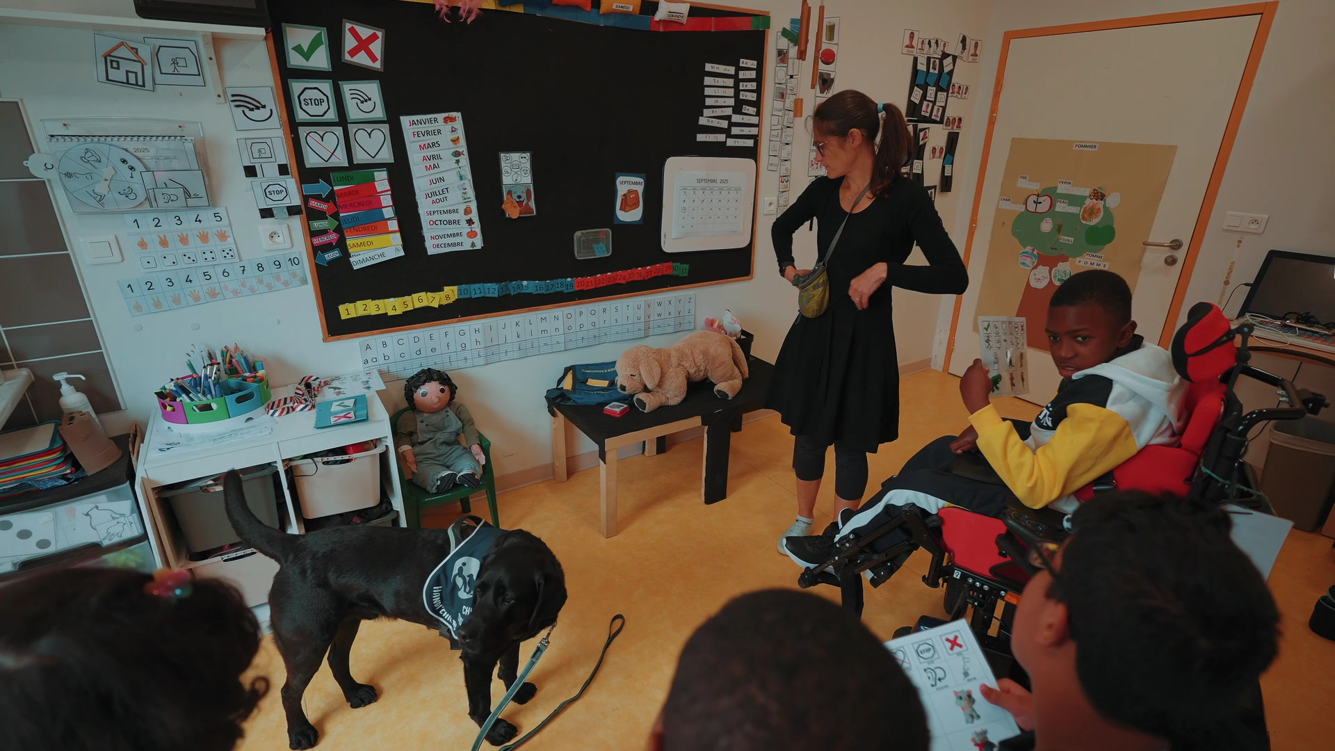 IME les Hortillons avec Shoko, chien d'assistance d'accompagnement social et sa référente Cécilia