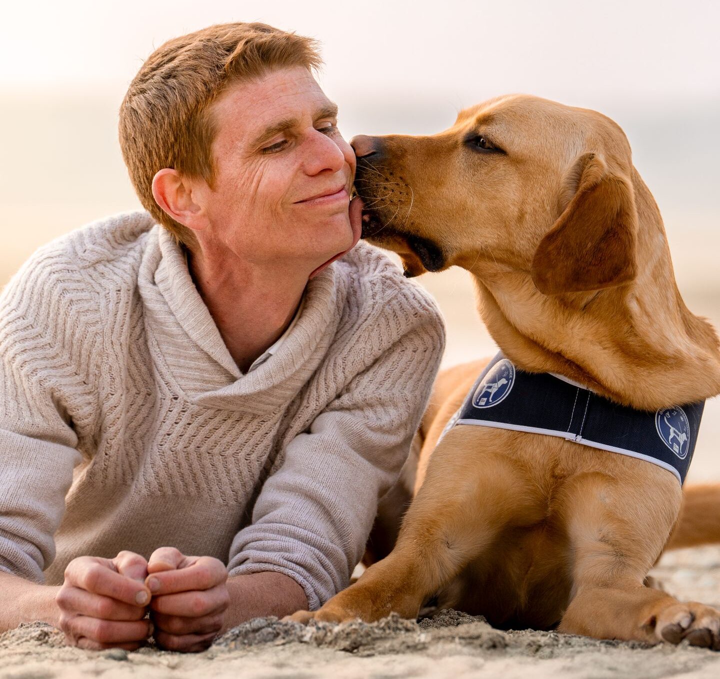 David et Tarzan, chien d'assistance, dans un mot de lien