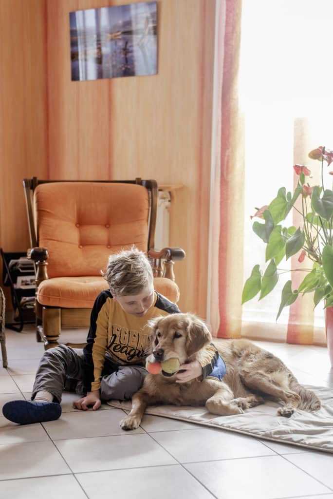 Romain avec Irlande, sa golden Handi'Chiens