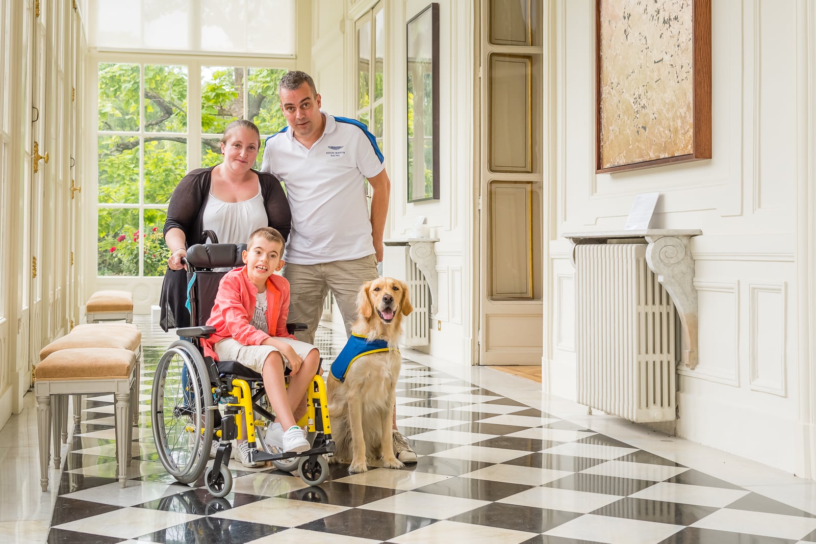 Noé et Mambo, son chien d'éveil, accompagnés de Sébastien et Céline ses parents