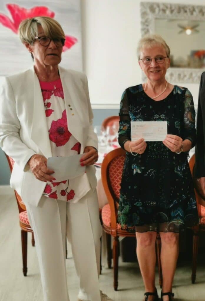 Réception d'un chèque lors de la soirée de passation des présidents du Lions Club de Luzarches Chaumontel