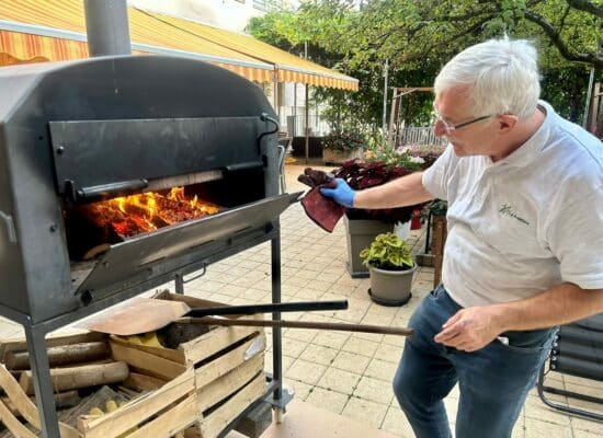 Notre président Robert KOHLER chargé du BBQ