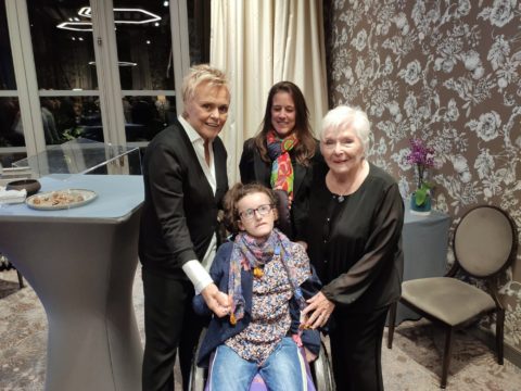 Muriel Robin, Line Renaud, Anita la maman de Lisa, bénéficiaire de Please